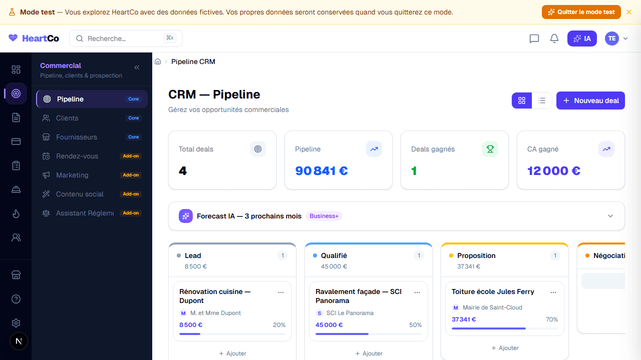Vue Kanban du pipeline CRM — 6 colonnes avec des cartes de deals déplaçables