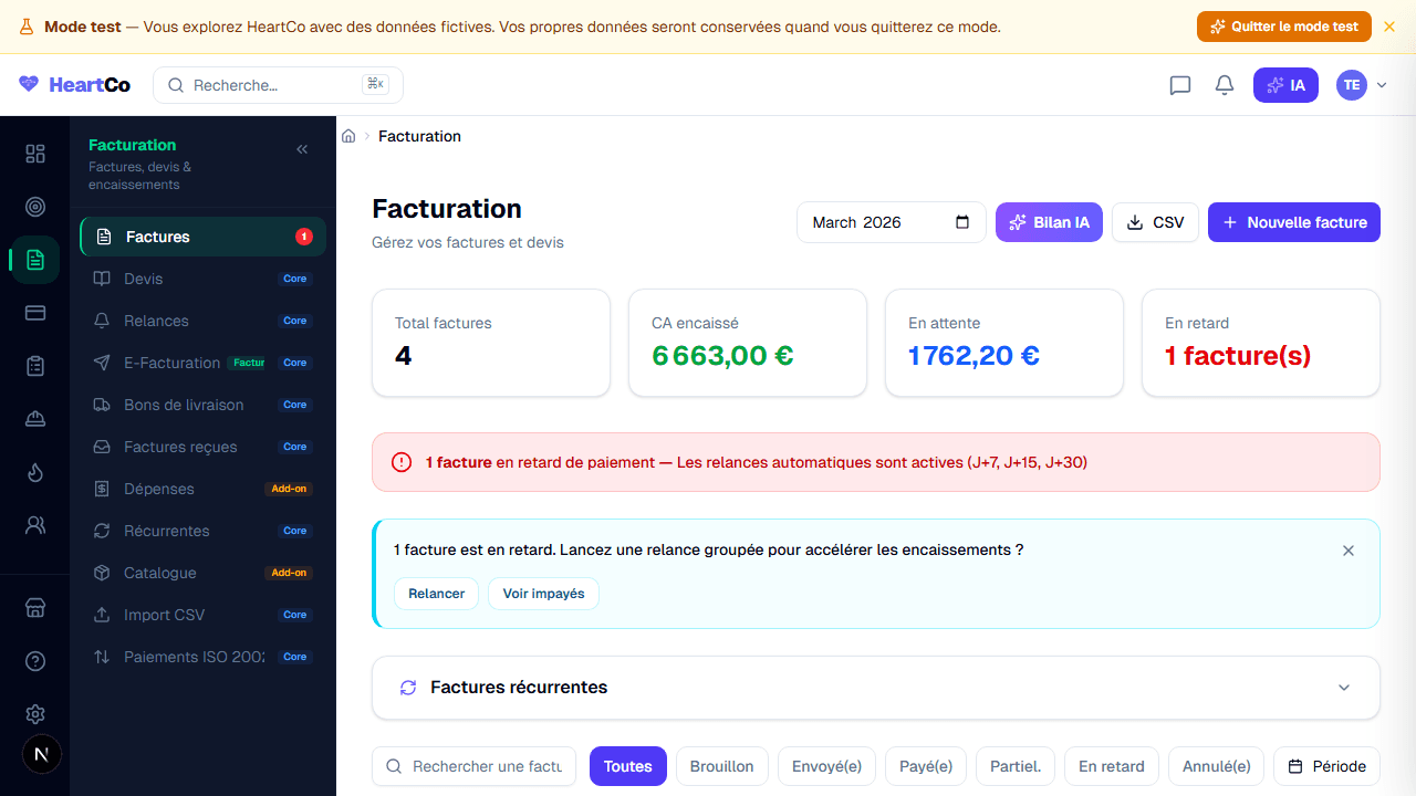 Page liste des factures — statistiques en haut, tableau des factures avec filtres par statut